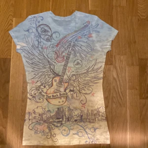 T-shorts strl S - Y-shirt strl S (men står storlek L), skriv för fler bilder och mått🩵Färg saknas från delar om tyget