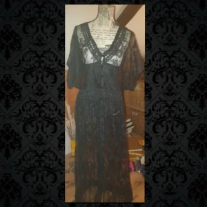 🥀Sheer klänning spets🥀 - Genomskinlig spetsklänning, från emp, så åt det lite dyrare hållet. Perfekt för layering🫀 I storlek M men skulle beskriva den som ganska rimlig och lite större i storleken!🩸