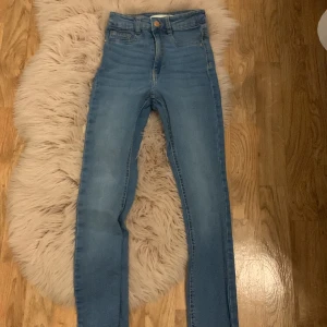 Molly jeans från gina - För små på mig i midjan. aldrig andvänts bara testats.