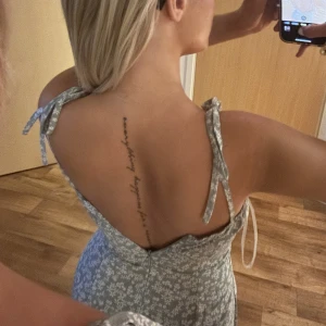 Sommar klänning - Ljusgrön med vita blommor på. Dragkedja baktill. Men har tyvärr blivit för liten för mig.