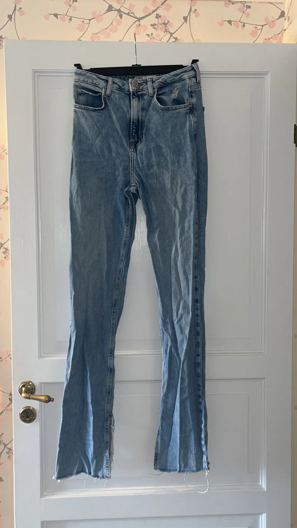 snygga straight/flared zara jeans me slits. tyvärr lite stora så därför lite använda, storlek 36💕 . Jeans & Byxor.