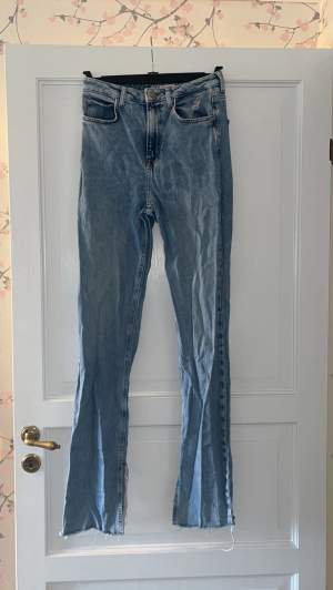 snygga straight/flared zara jeans me slits. tyvärr lite stora så därför lite använda, storlek 36💕 