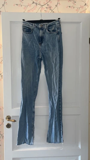 Zara jeans med slits - snygga straight/flared zara jeans me slits. tyvärr lite stora så därför lite använda, storlek 36💕 
