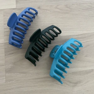 3 olika hårklämmor  - Säljer tre olika hårklämmor, mörkgrön, turkos och blå. 50kr styck. Går att köpa alla tillsammans för 120kr