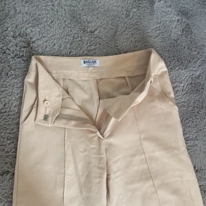 Kostymbyxor  - Beigea  kostymbyxor från Madlady i storlek s  Aldrig använda då de är för långa för mig 