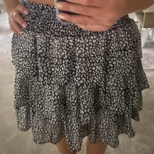 Volangkjol - Prickig Volangkjol, använd en gång