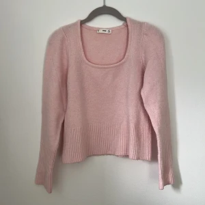 Superfin ylletröja🩷 - En stickad ljusrosa ylletröja tröja med u-ringning som formar sig lätt efter kroppen! Ganska kort i modellen. Den är lite nopprig men annars bra skick och inte så använd. Står att det är en storlek L men jag skulle definitivt säga S/M. 
