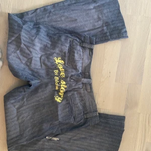 Lågmidjade jeans med tryck där bak  - Ett par lågmidjade jeans med tryck där bak!  Säljer vid bra bud!
