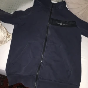 SAIL RACING ZIP HOODIE mörk blå - Jätteskön, sjukt Fin men lite sliten som ni ser bokstäverna har gått bort.