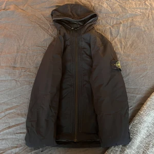 Stone island jacka - Säljer min stone island junior jacka. storlek 14/170  Skriv vid funderingar.