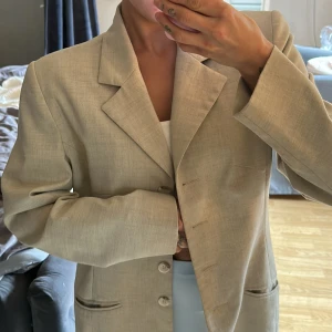 Kavaj  - Beige kavaj kanppt använd. Det 