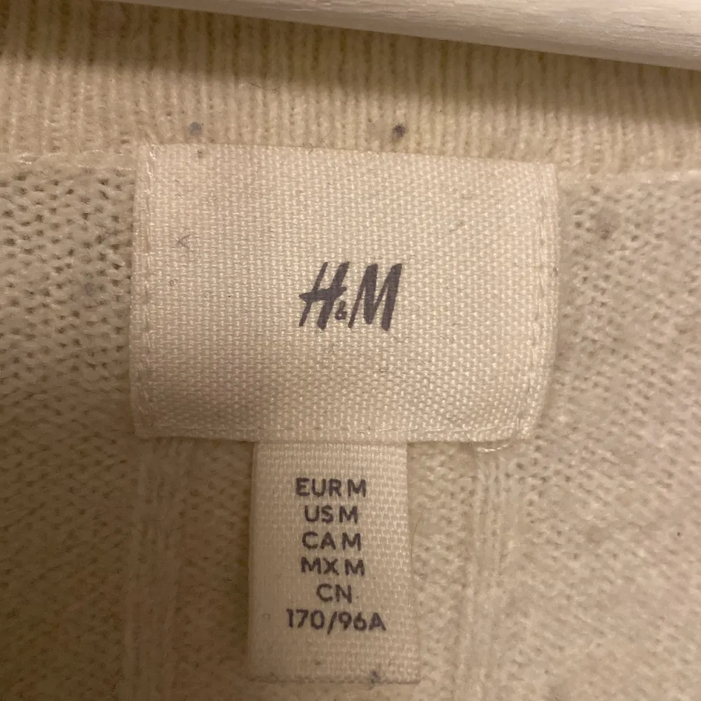 Säljer den här stickade tröjan från h&m i storlek M. Den är blå/vit randig och är jätteskön o mjuk. Den är lite kortare i armarna (trekvartslånga). Har knappt använts men som man ser på bilden är den nopprig.. Stickat.