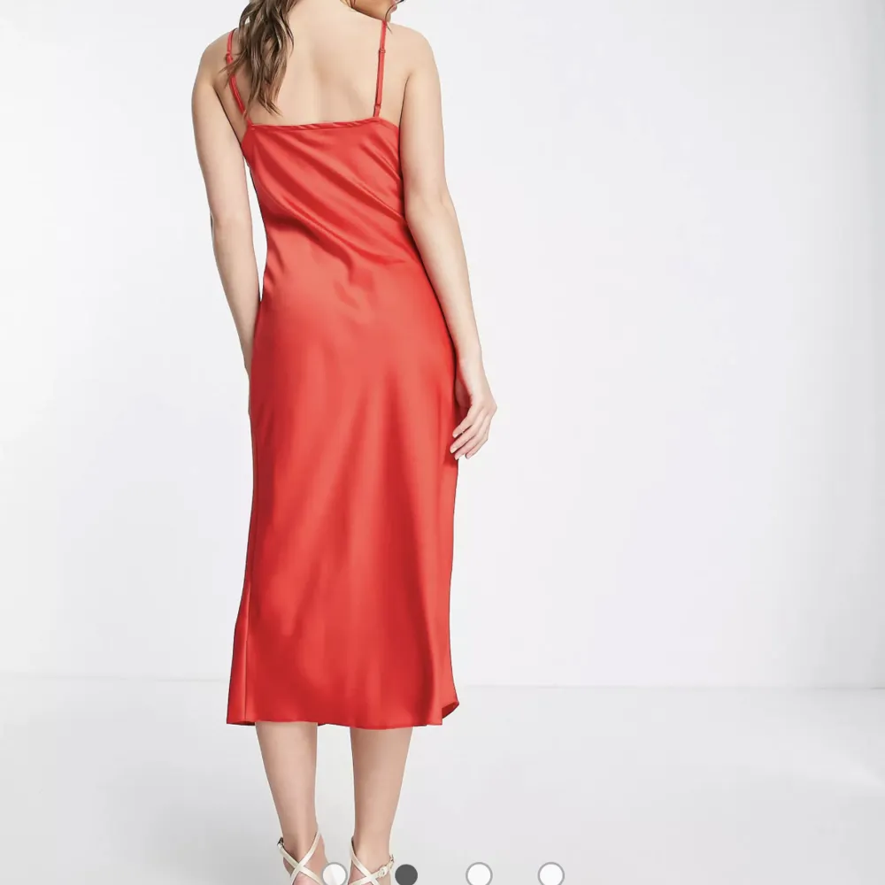 New Look – Röd slipklänning i satin med draperad ringning  Nypris 359,00 Aldrig använd, med prislappen på. Klänningar.
