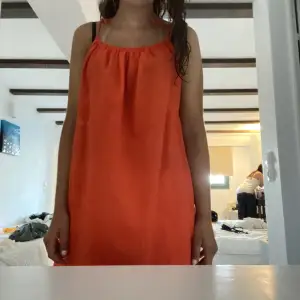 Orange klänning från arket, jättefin och bra skick