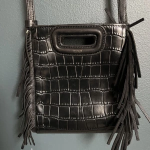 Maje väska med krokoskinn med fransar - Blank yta med krokoskinn och fransar på sidan. Märket lite bortnött men syns fint ändå.