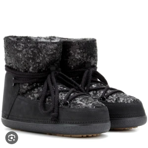 Inuikki - Hej! Säljer nu mina Inuikiis från förra vintern, ä bra skick, ena snöret gick sönder men har knutit det så de ser ut som innan, men säljer därför lite lägre i pris, köpta för 2700kr, SMÅ I STORLEK 🌸Kan även byta mot andra! 40 men passar mig med 38