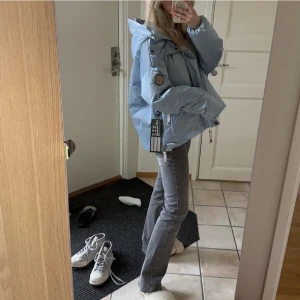 Dunjacka från caya - Säljer denna nya dunjackan från caya❤️🥰 lapparna sitter kvar! Köpt för 6000kr❤️ har en likadan i silver!