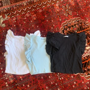 Volang tröjor  - Tre jätte fina volangtröjor. Som är i jätte fint sick. Köpt förra året u Spanien. Men den blå är i en annan modell och är köpte i gbg. Storlekarna på den vita o svarta är L o den blåa är M. Säljer alla. Köparen står för frakt 📦
