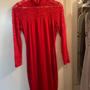 Röd klänning med spets upptill