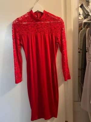 Röd klänning  - Röd klänning med spets upptill
