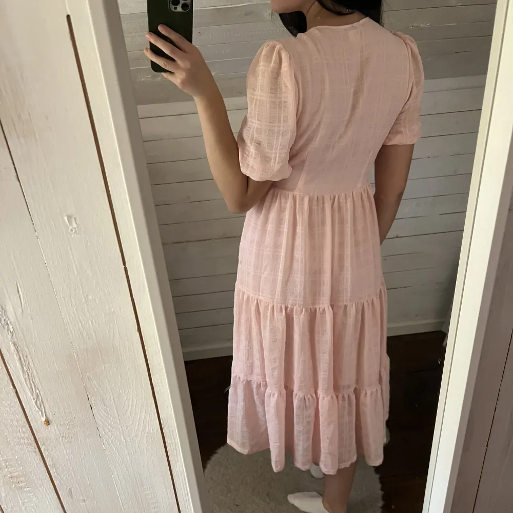 En rosa maxiklänning som endast är använd en gång på ett bröllop. Klänningen är omlott och kan knytas hur hårt man vill både inne och ute vilket gör att den kan passa mindre och större än 38. En prinsessklänning! 🩷. Klänningar.