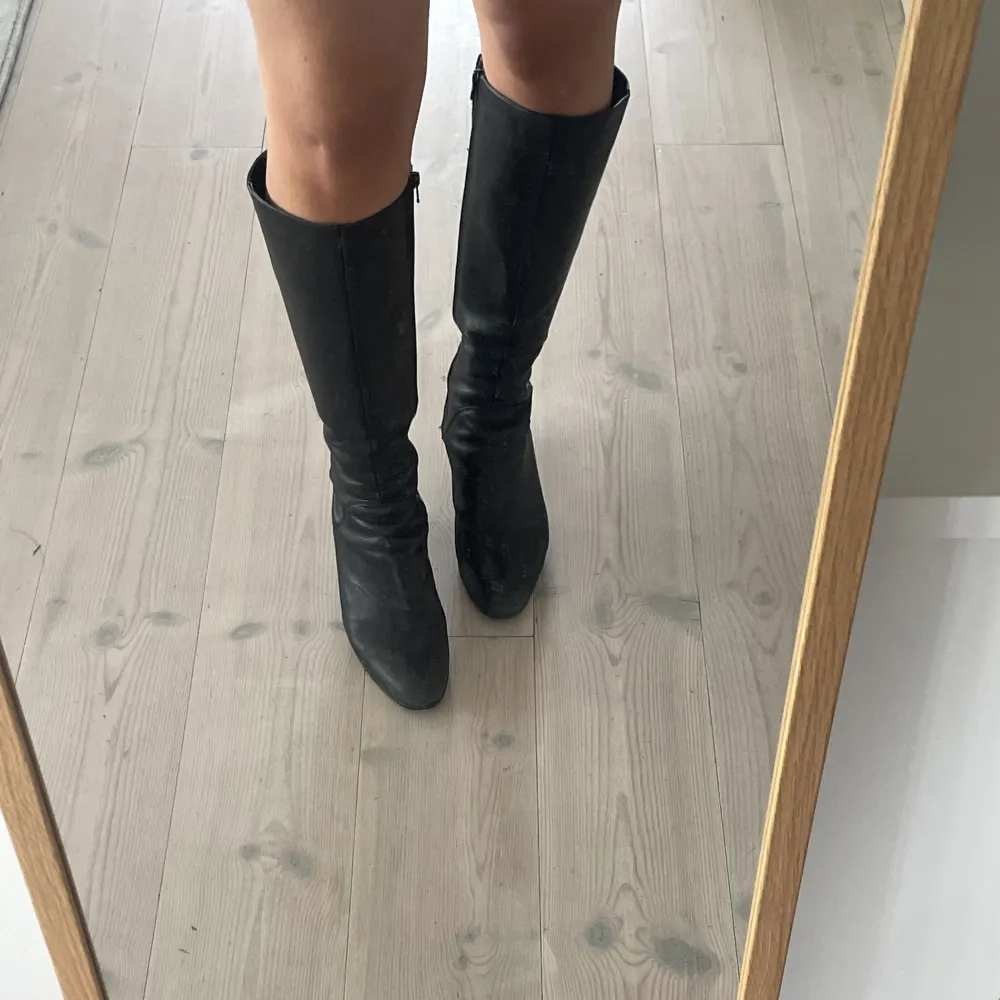 Svarta boots med 6cm klack🖤. Skor.