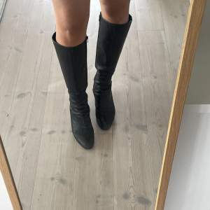 Svarta boots med 6cm klack🖤