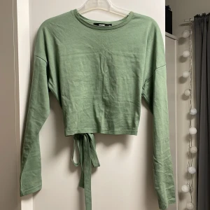 Magtröja i bomull - Magtröja från BikBok i storlek XS (passar även som S) i bomulls material. Materialet är verkligen jätteskönt. Har använt den ett par gånger, jättefin i skick. Färgen är turkos. Den har en fin detalj på ryggen. 