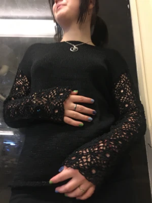 virkad tröja - jätte fint mönster oså, trasig här o där men oanvänd av mig