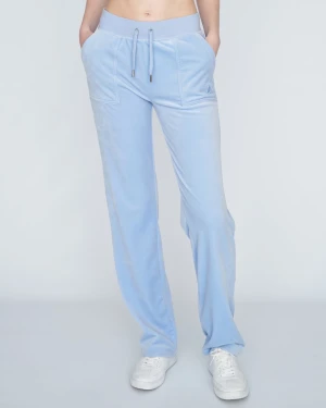 Juicy Couture byxor - Ett par Juicy Couture Classic Velour Del Ray Pant i färgen ljusblå. Byxorna har slitningar och på ena snöret saknar metall biten längst ner på snöret. Slitningarna på byxorna är pågrund av att dem varit förlånga och jag trampat  ner dem. Säljs pgr av det.
