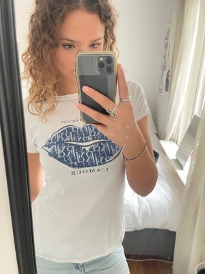 Vit tröja med tryck - Superfin tröja med tryck och ”glitter”. Från Zalando men är märket river island. Använd fåtal gånger. Storlek 14, vet inte vad det är för storlek men skulle säga att den passar folk S-M