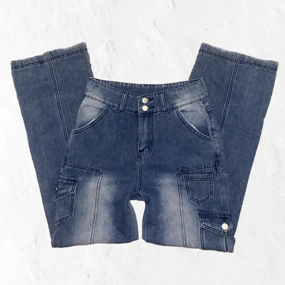 Säljer dessa supersköna blåa jeans 😍 använd ett fåtal gånger och är i toppskick! Inga hål eller fläckar 💖 köpt från Emmiol. Jeans & Byxor.