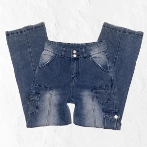 Blå jeans - Säljer dessa supersköna blåa jeans 😍 använd ett fåtal gånger och är i toppskick! Inga hål eller fläckar 💖 köpt från Emmiol