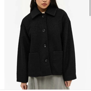 Kort kappa - Kappa i nyskick fråm monki, inte alls mycket använd då jag har en liknande. Strl M men funkar även på S om man vill ha den lite mer oversized💛 Nypris 600kr Fixar fler bilder vid intresse