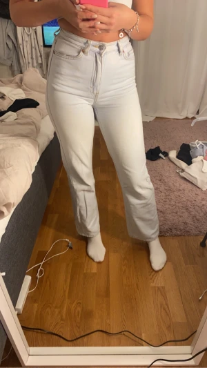 Ljusblåa jeans  - Ljusblåa jeans från Weekday med en hög midja. Modellen heter Rowe och är i storlek 25/32. Flitigt använda men i bra skick. 