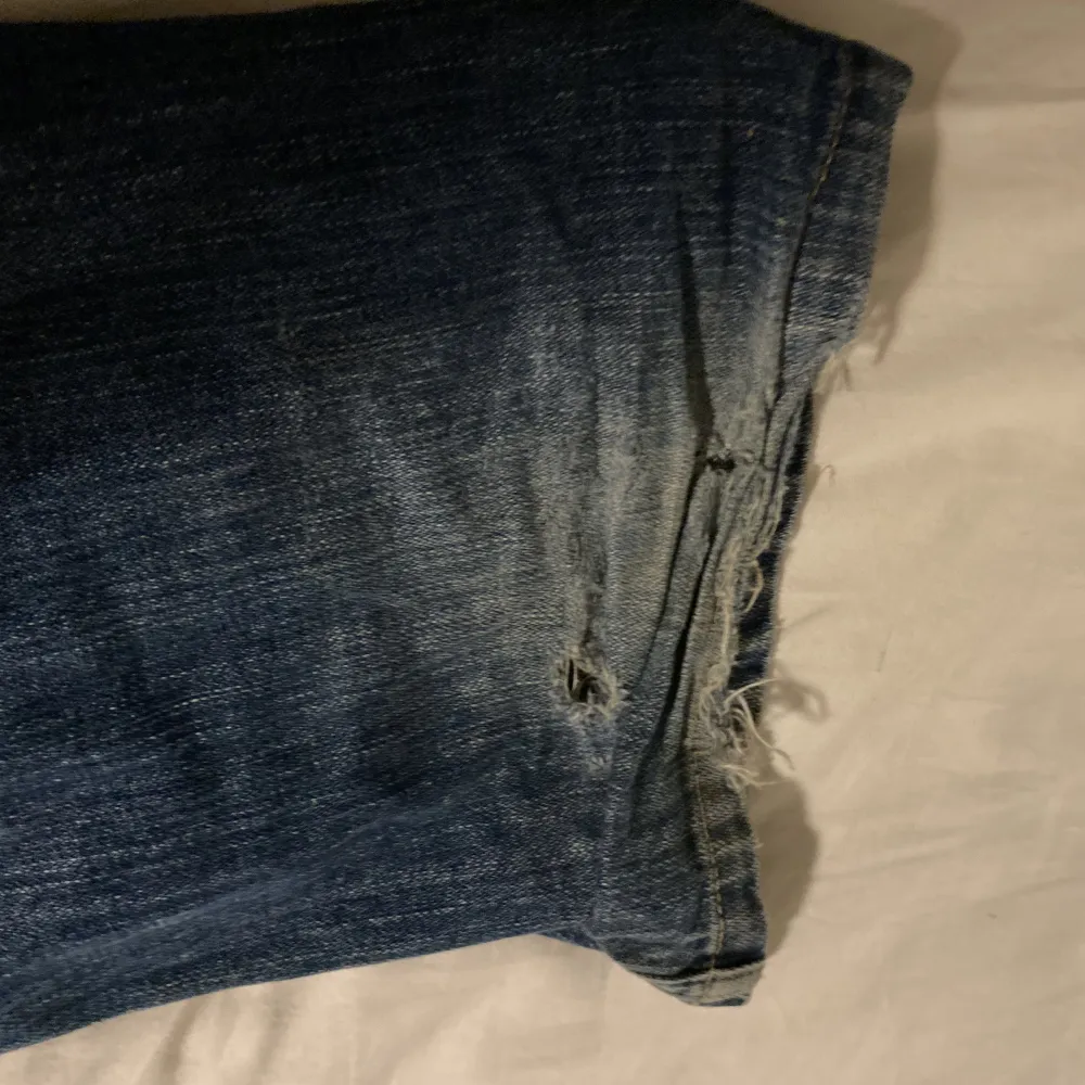 Coola baggy jeans, lite nertrampade längst nere på byxorna eftersom dem är för långa. försvinner om man viker upp dem.  Annars bra skick, Midjemåt : 84 cm.. Jeans & Byxor.