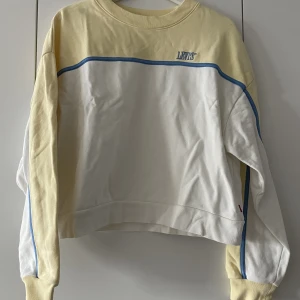 Tröja - Collegetröja från Levis. Endast använd ca 2/3 gånger så den är som ny. Tror nypris var runt 700/800 kr 
