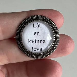 ”Låt en kvinna leva” justerbar ring - 150 kr