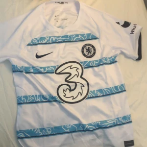 Chelsea  fotbollströja helt ny  - Gillar inte laget så har ingen användning för den 🤷‍♂️ Du måste minst vara 175 om du ska ha denna 👌