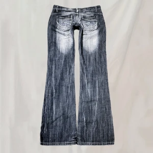 Lågmidjade jeans - Midja:76 innerben:83,5 Lågmidjade jeans med detaljerade bakfickor. Storlek XS men sitter nog mer mot en S. Ganska raka ben(eventuellt mer utsvängda på mig då de är stora). Lite smått nötta fotändar och vid ex ficka. Men överlag fint skick!🤍