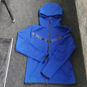 Nike Tech Fleece Hoodie - Royal Blue Tech Fleece använd men fortfarande i bra skick 8/10. Pris kan diskuteras vid snabb affär