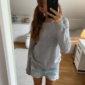 Grå stickad tröja - Säljer denna jättefina stickade tröjan från vila💕storleken är xs men passar även mig som vanligtvis bär s. Priset går att diskutera💗💗