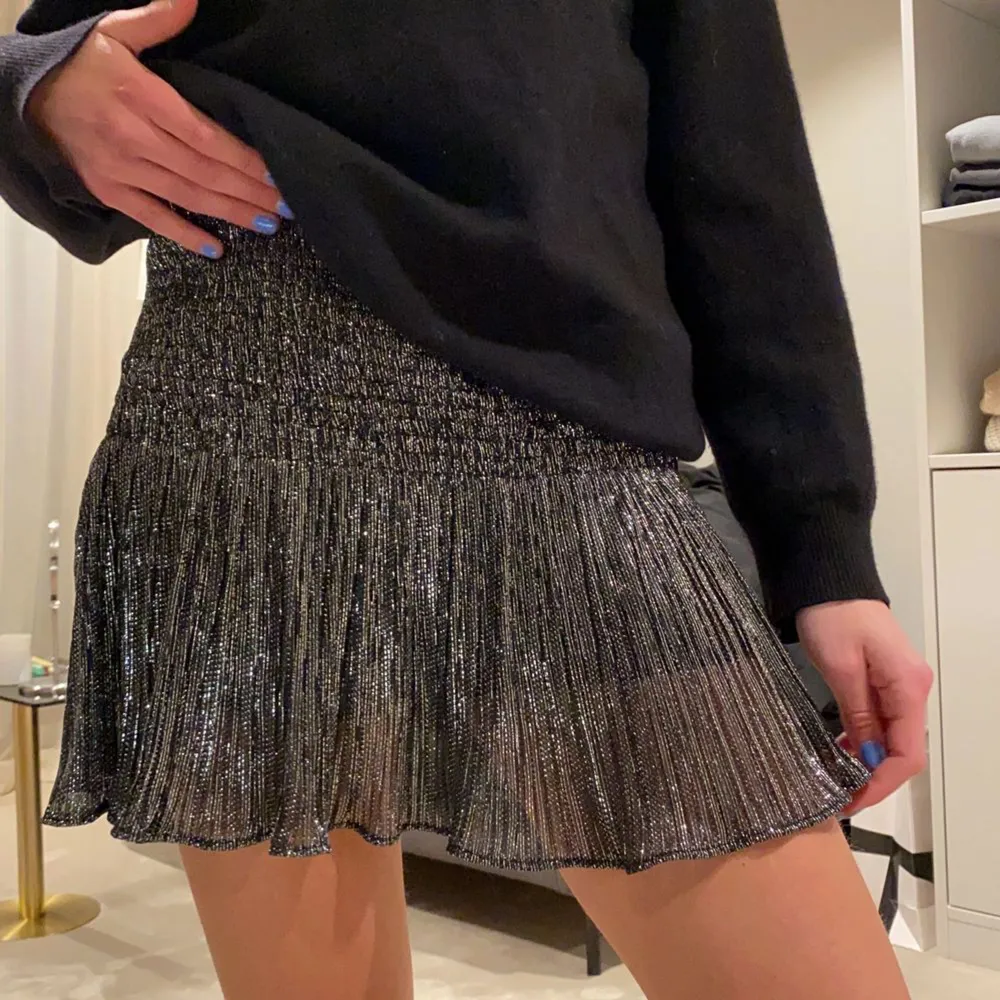 Säljer denna fina glitter kjol från zara! Den är köpt här på Plick och var för stor för mig! Det är storlek S men passar som storlek M!   (Lånad bild). Kjolar.