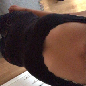 Linne med spets  - Svart linne med lite spets som jag köpte på lager 157 för några år sedan💘det är i bra skick, kom privat för fler bilder och detaljer🫶🏻 frakt tillkommer & pris går att diskutera 💗