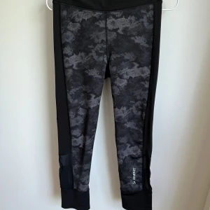 Träningstights - Träningstights som är trekvartslånga (till smalbenen)