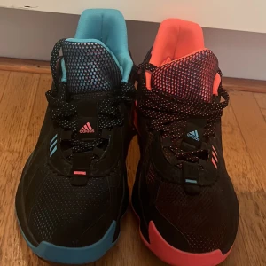 Dames 7 - Knappt använda, lite smutsiga på sulan (som skor är). Storlek 42. 