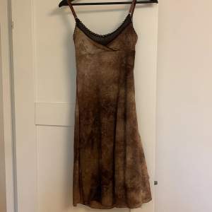 vintage brun klänning med glittriga detaljer 