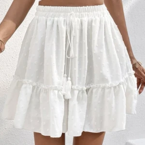 Oöppnad kjol  - Vit kjol i bra kort längd med snören som man kan knyta. Små prickar på hela som detalj. Helt oanvänd och oöppnad! Originalpris är 169 kr! 