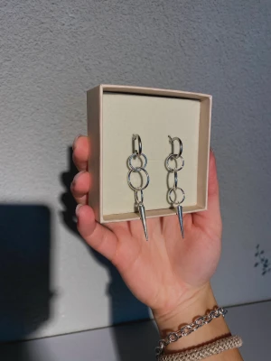 Maria nilsdotter örhängen  - Säljer dessa örhängen som jag gör själv, har haft en anons på dessa tidigare men gjorde en ny på grund av att det blivit så rörigt bland konversationerna☺️ Kan tyvärr inte garantera något gällande nickel etc men vet att de håller färgen bra🥰