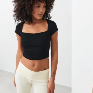 Croppad topp - Super fin topp från Gina, prislappar kvar aldrig använd! 